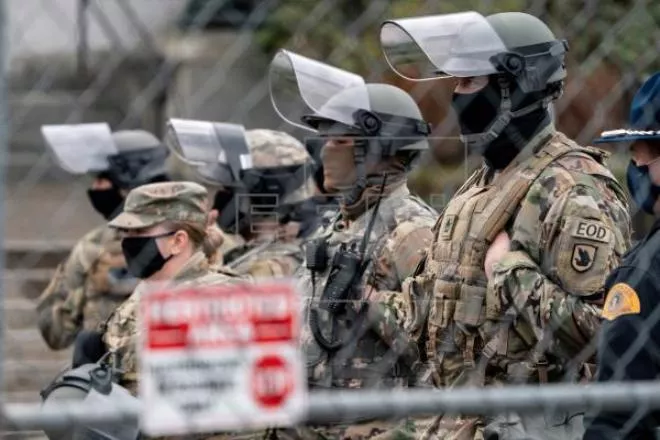 Miembros de la Guardia Nacional detrás de una valla temporal frente al Capitolio en Washington, Estados Unidos, 17 de enero de 2021.