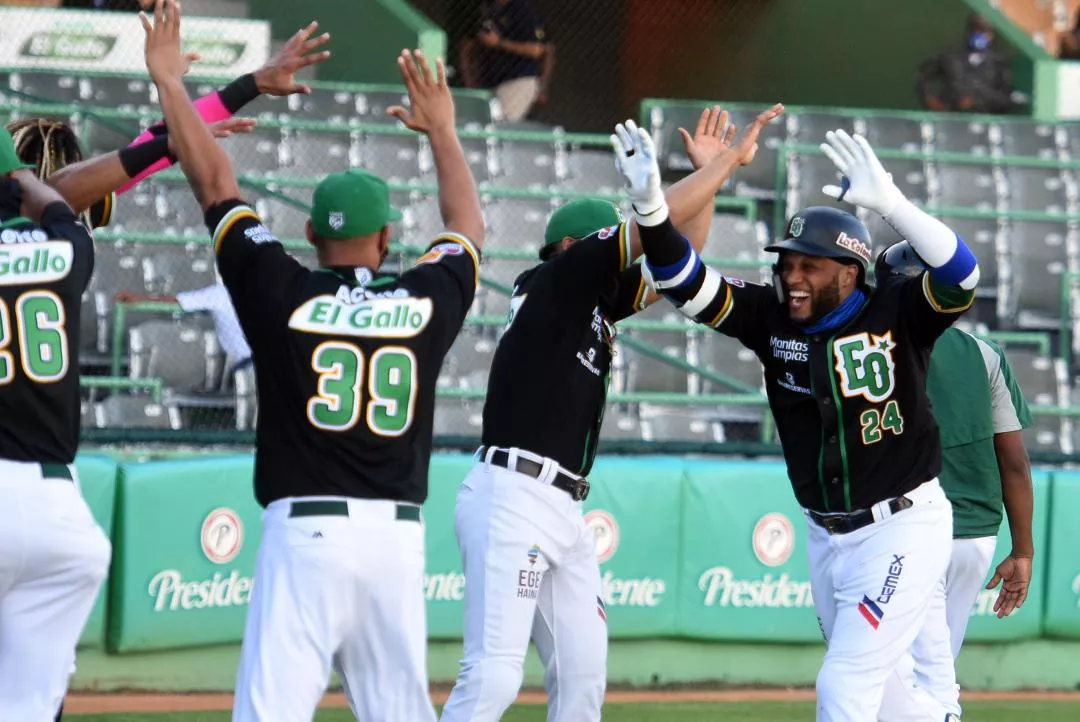 ROBINSON CANÓ RECIBIDO FRENTE AL DOGOUT 01