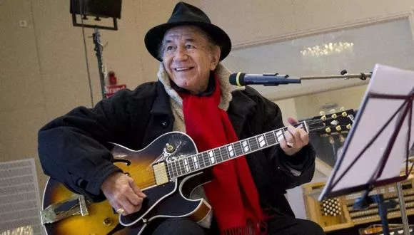 Trini Lopez y su inseparable guitarra acustica