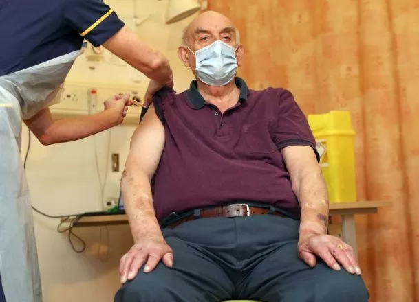 Brian Pinker, paciente de diálisis de 82 años, se convirtió en la primera persona en ser inoculada por la jefa de enfermeras en el hospital de la Universidad de Oxford