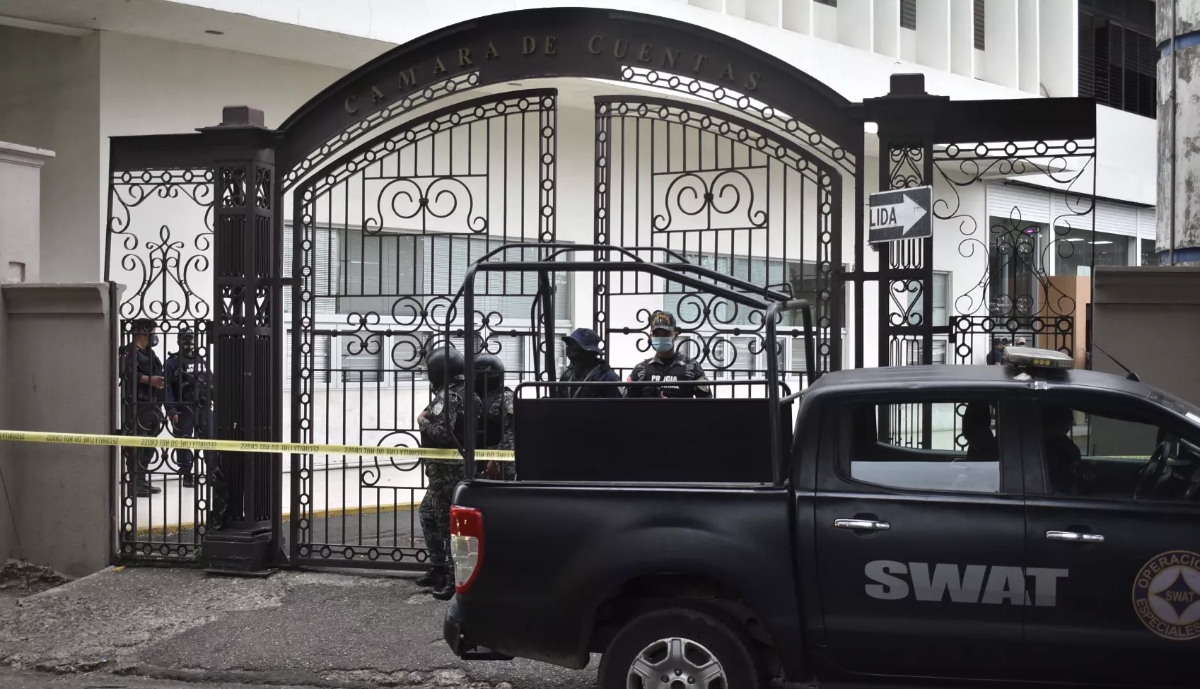 El ministerio público allano la Camara de Cuentas/foto Jose de Leon