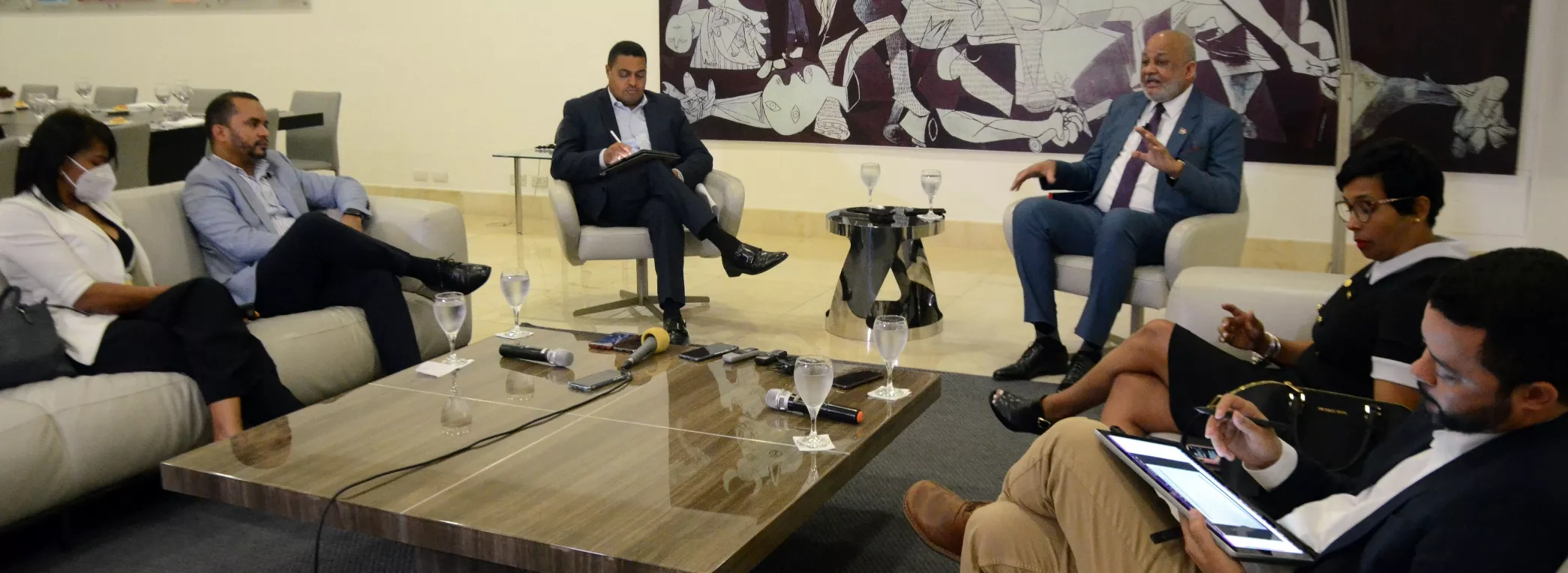 Diulka Pérez, Jimmy Rosario, José P. Monegro director de EL DIA, Roberto Fulcar, ministro de Eduación  junto a Julissa y David Lapaix.  JORGE GONZALEZ