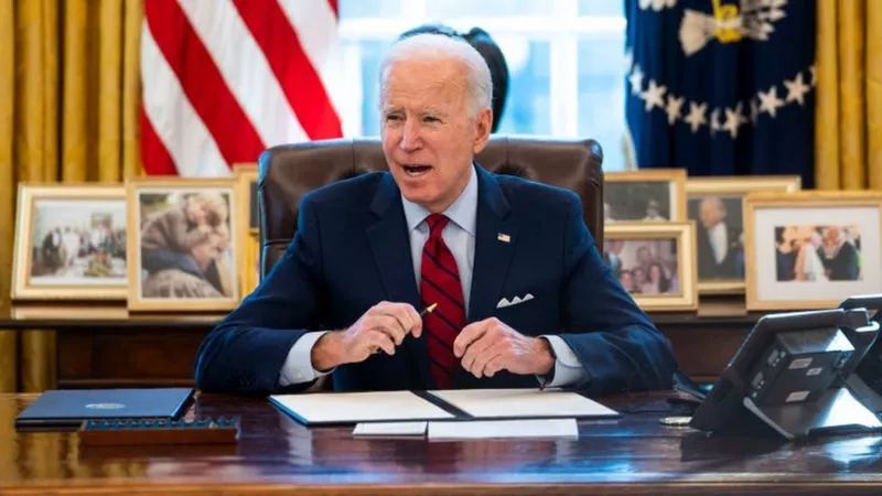 Biden ha firmado numerosas órdenes ejecutivas revirtiendo políticas de Trump.
