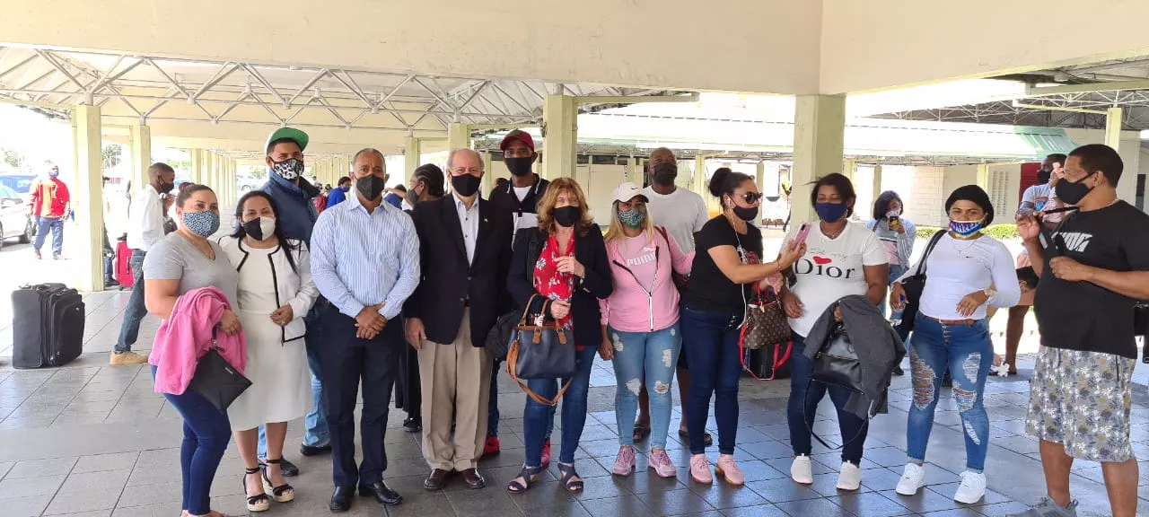 Embajador Serulle y parte de pasajeros que regresaron al país