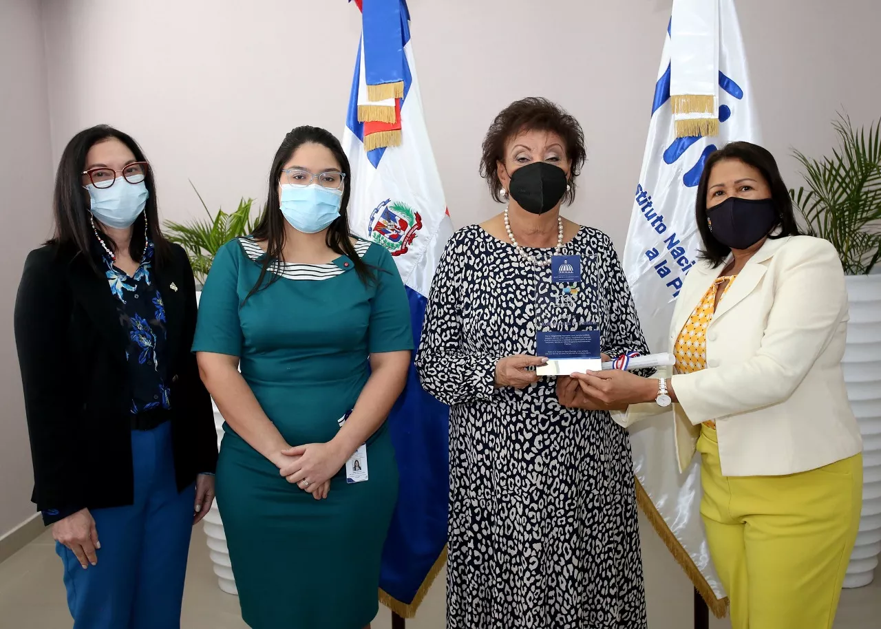 INAP reconoce trayectoria de Manola Santana