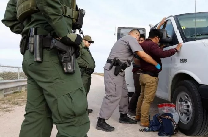 detienen a inmigrantes