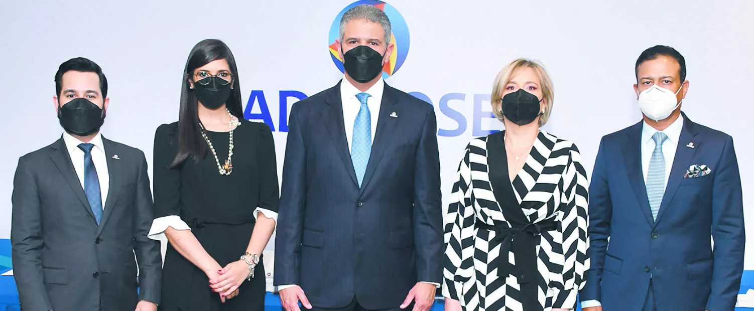 Manuel José Matos, Nicole Toribio, Ricardo Rizek, Zaide Alba Cavagliano y Carlos Flores.