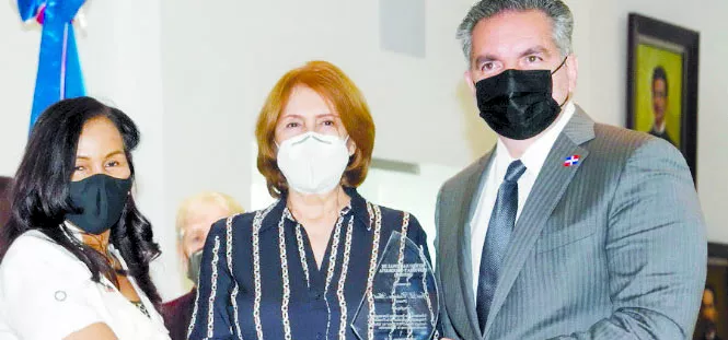 Reina Rosario, Carmen Heredia y José Leonel (Neney) Cabrera.