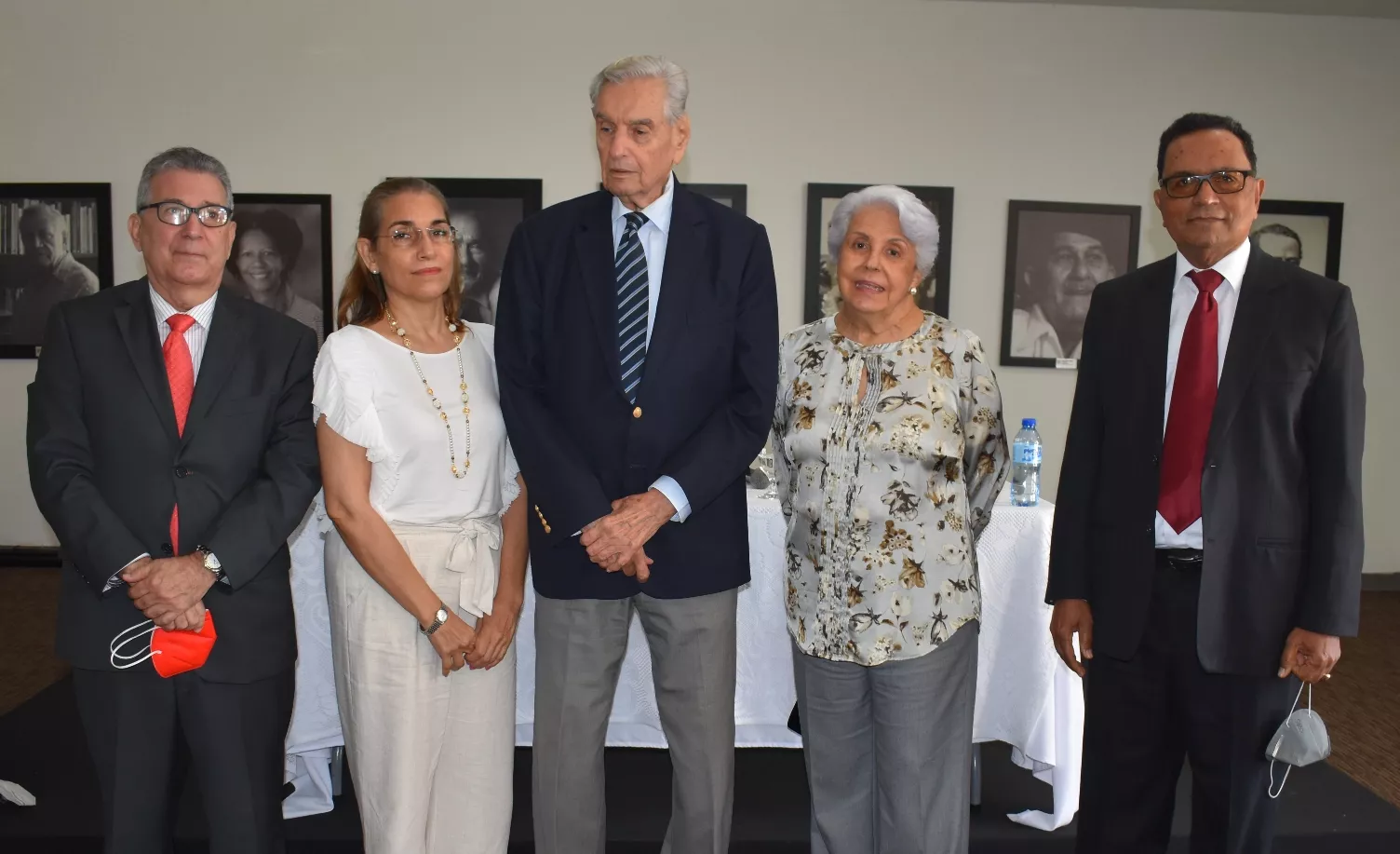 Ramón Saba, Pía Henríquez, Federico Henríquez Gratereaux, Carmen Nadal y Rafael Peralta Romero.