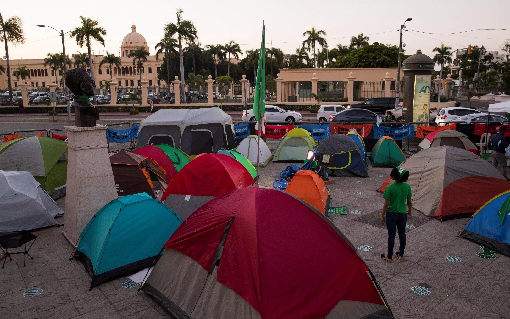 Campamento feminista frente al Palacio Nacional exige despenalización del aborto en República Dominicana