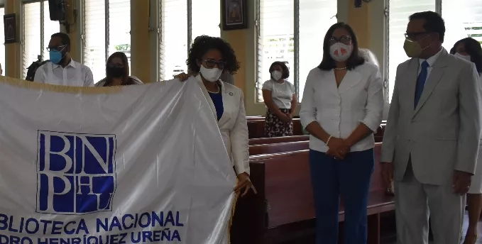 Ofrenda durante la misa de conmemoración por el 50 aniversario.