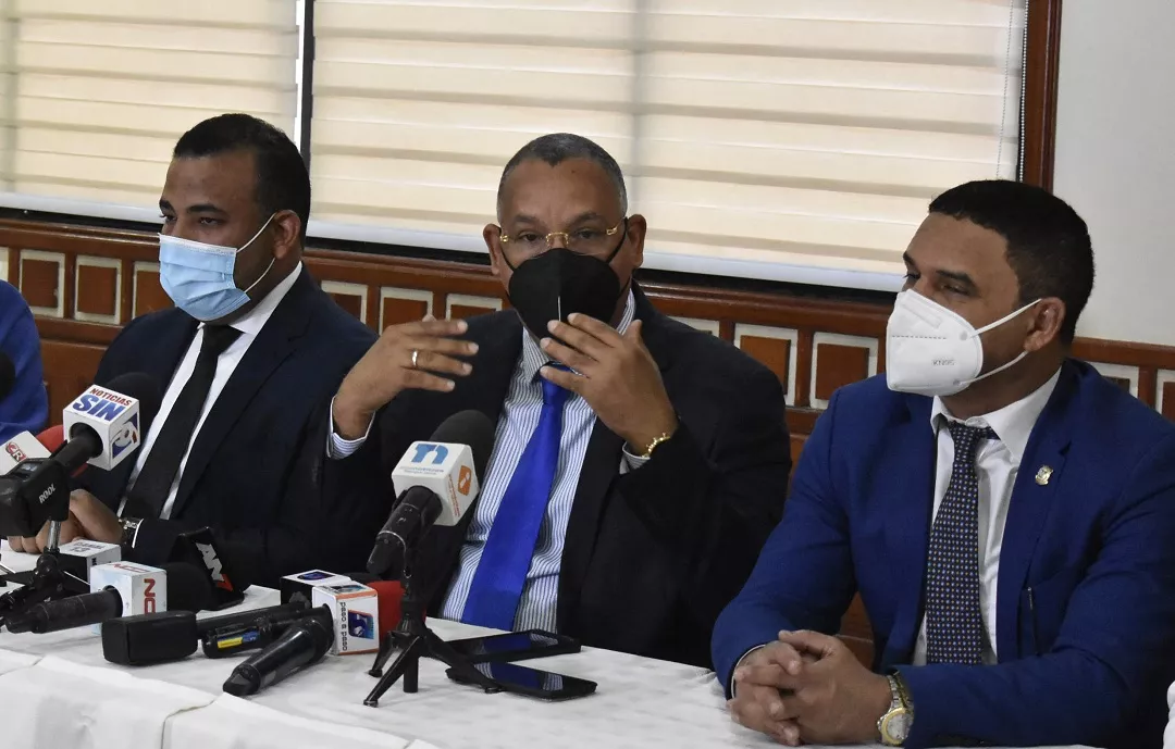 Alexis Jiménez (c), presidente de la Comisión de Justicia de la Cámara de Diputados junto a otros dos legisladores.