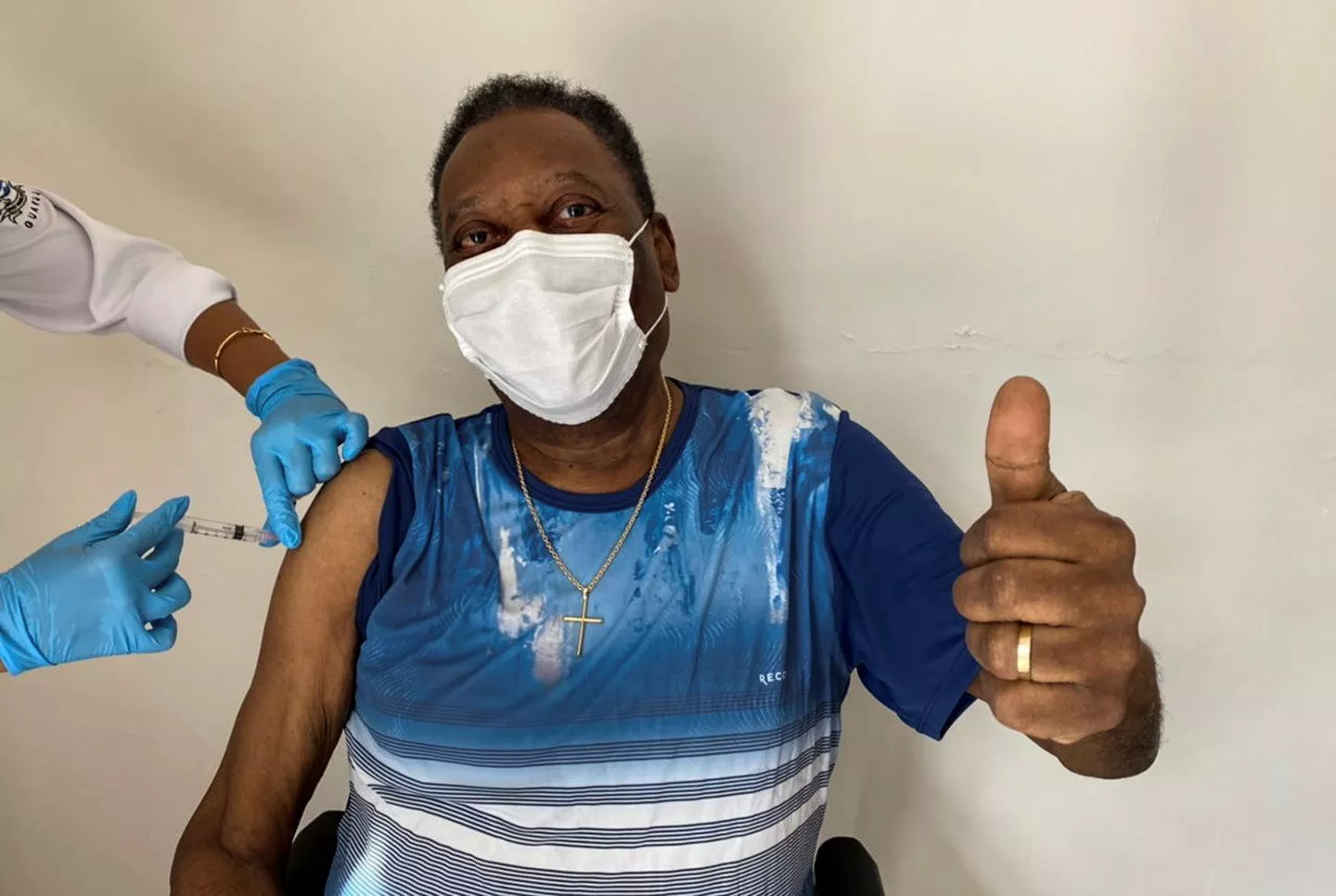 Pelé receives covid-19 vaccine