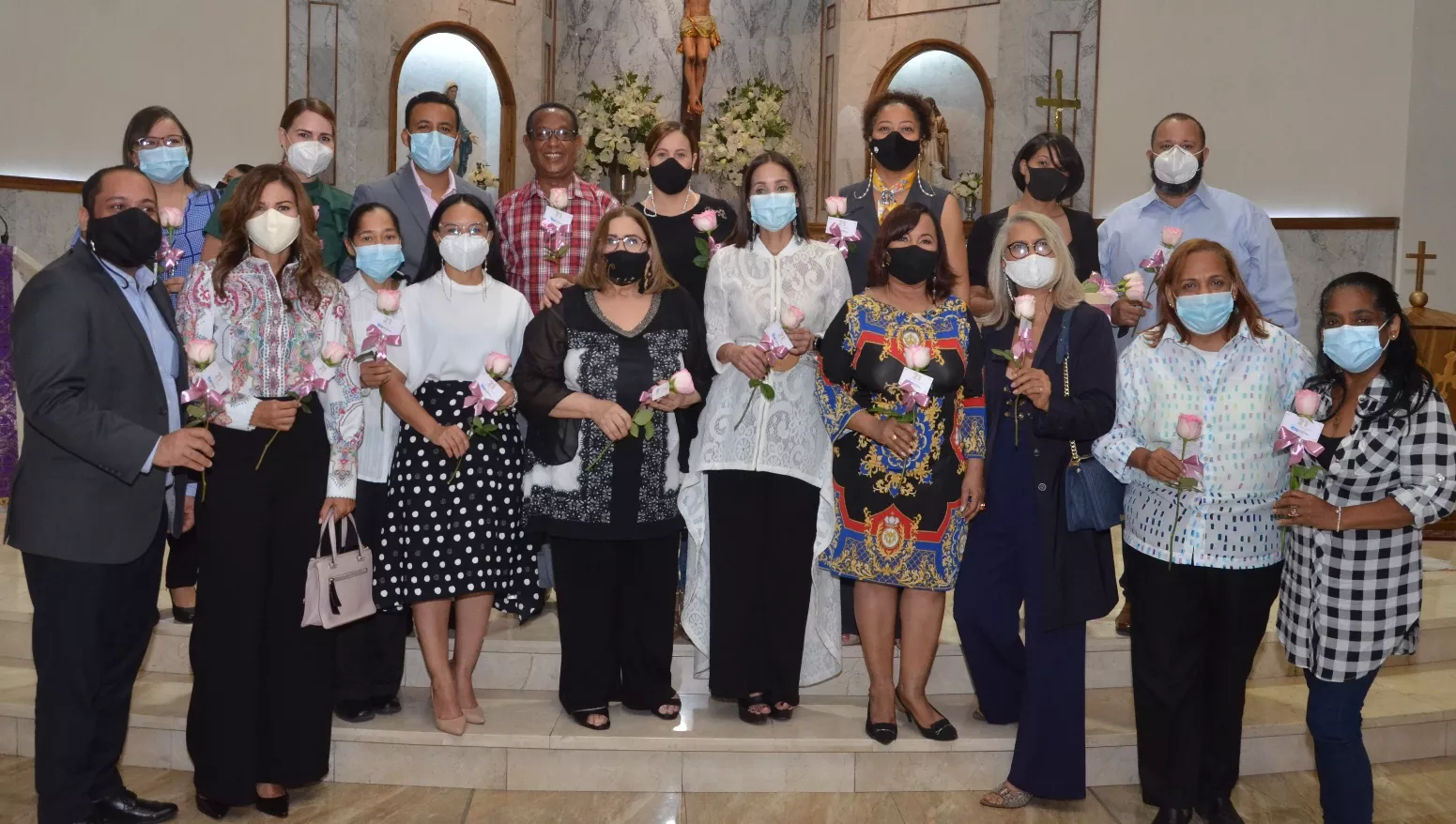 Invitados y miembros de la entidad posan  luego de oficiada una  misa por el 21 aniversario junto a la directiva de la Asociación Dominicana de Cronistas Sociales.