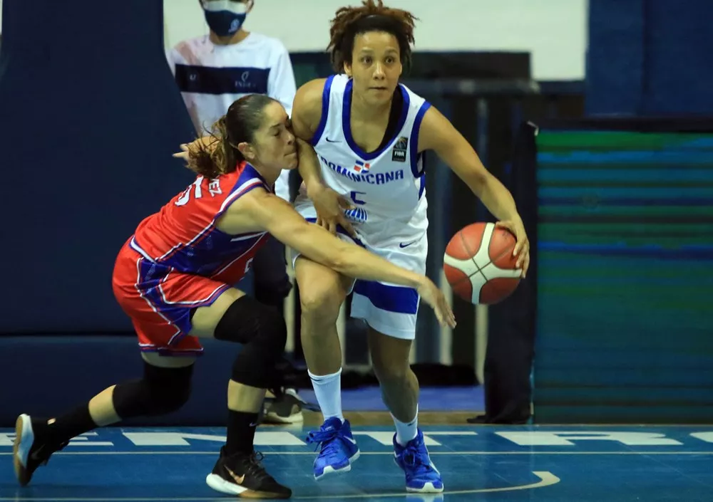 Yohanna Morton, de República Dominicana, driblea el balón asediada por la defensa de Costa Rica, Natalia Gálvez