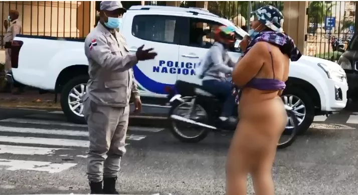 mujer desnuna Obras Públicas