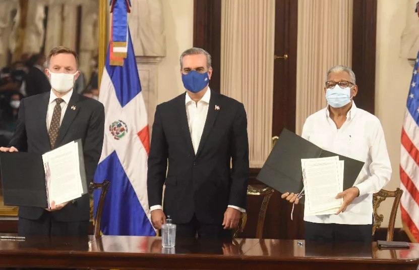 Robert Thomas, Luis Abinader y Rubén Silié.  Alberto calvo