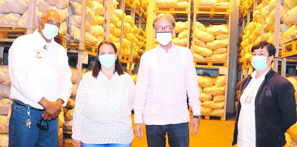 El  embajador Volker Pellet, al centro, junto a ejecutivos de la empresa y del Clúster  Ecoturístico de Constanza.