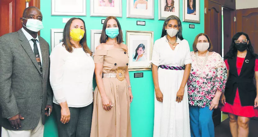 Eusebio Marte, Yosarah Fernández, Claudine Nova, Rosa Arredondo, Mirna Pimentel y Caroll Mueses.