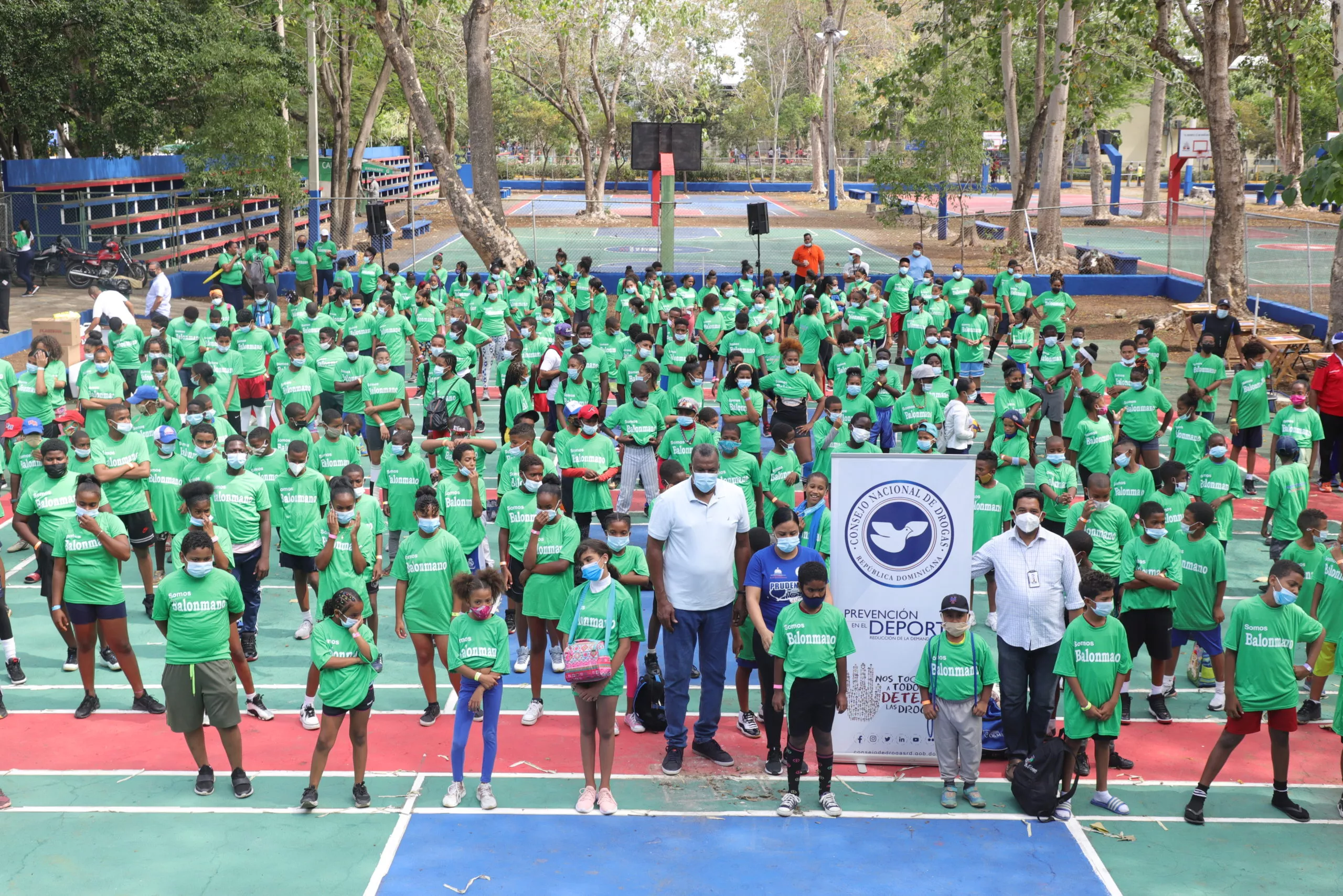 400 niños, niñas y adolescentes, participantes en el mini Campamento Deportivo y Recreativo.