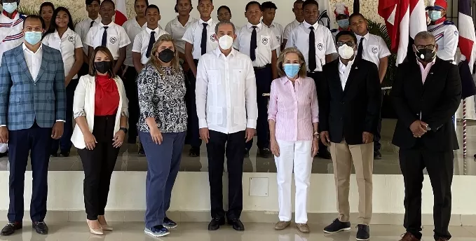 Franklin García, Lian Fanjul de Azqueta y  Lyanne Azqueta Fanjul  junto a estudiantes.