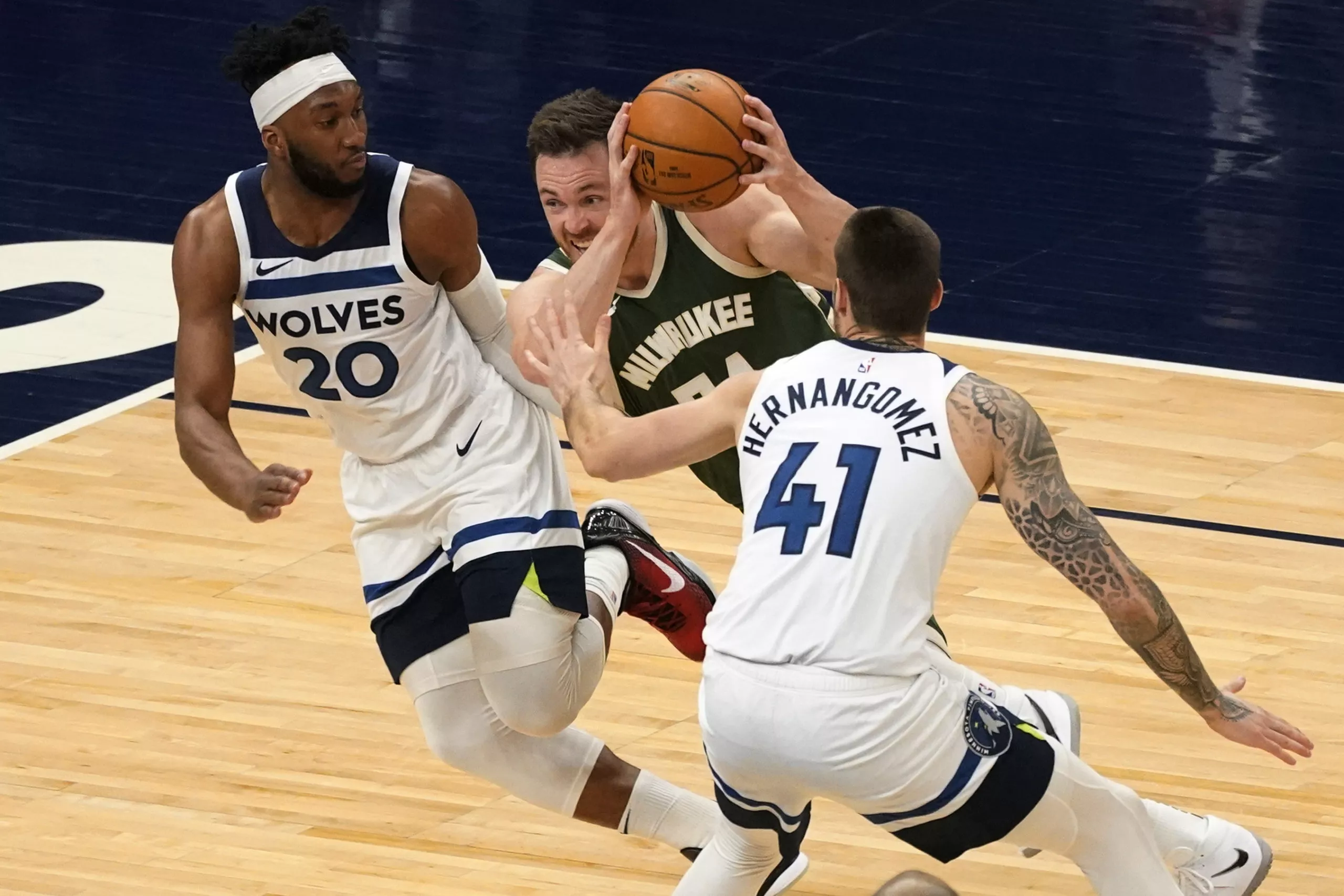 Juancho Hernangomez, Pat Connaughton