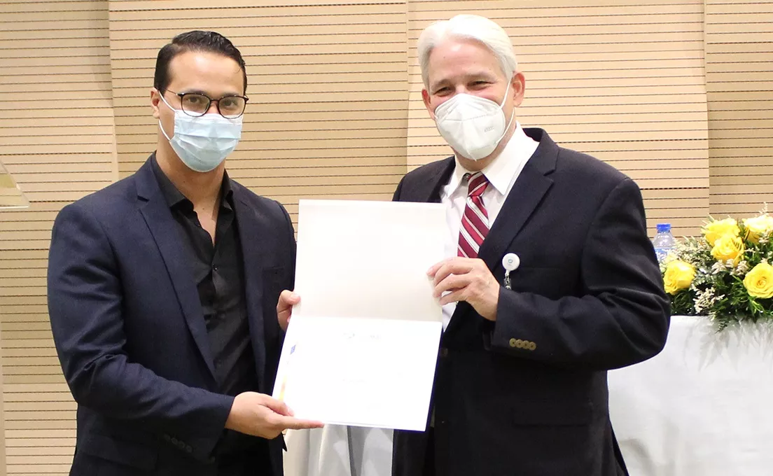 El doctor Jorge Marte entrega certificado a uno de los doctores.
