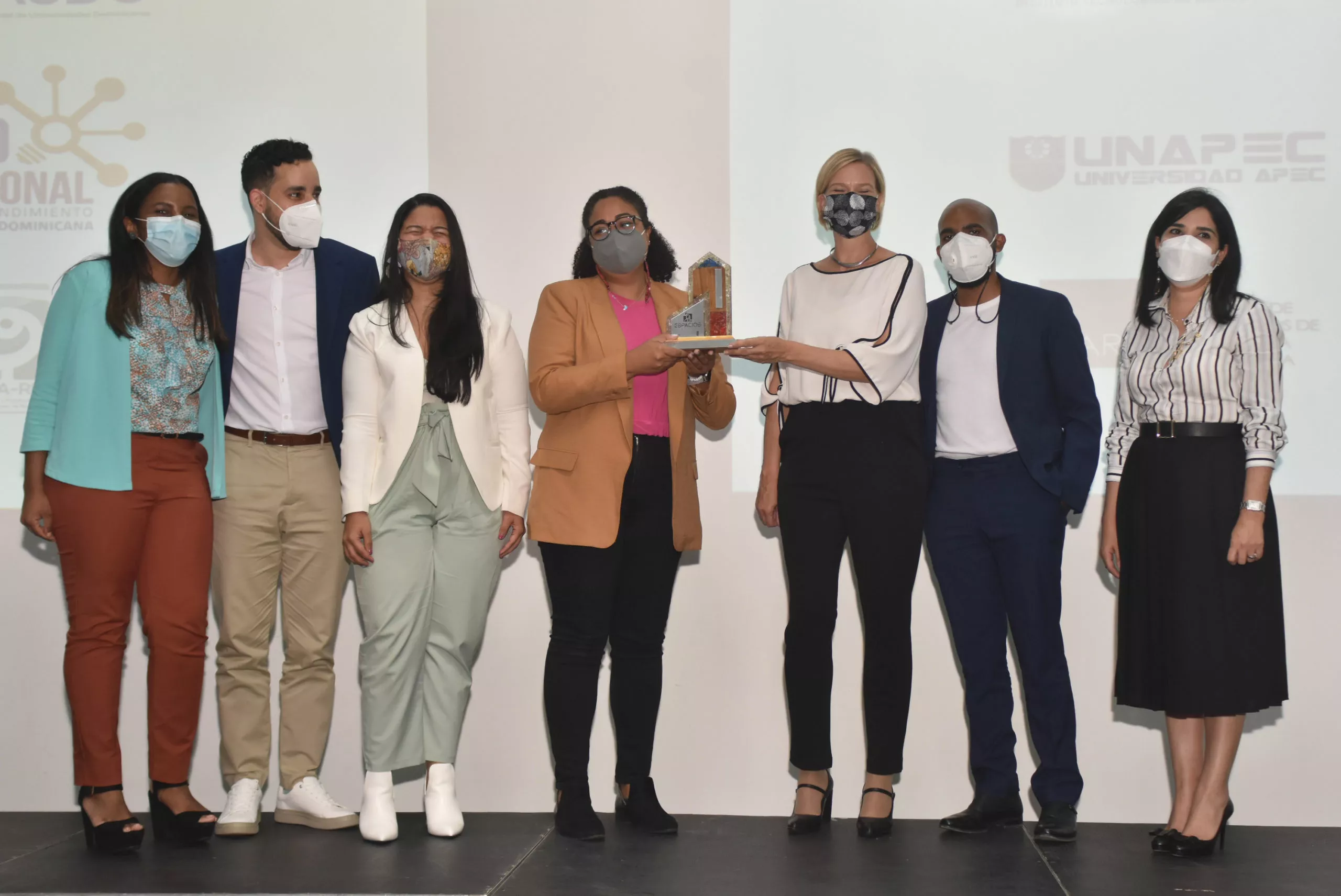 Inka Mattila y Mariel Bera, premian al equipo de proyecto Evox.