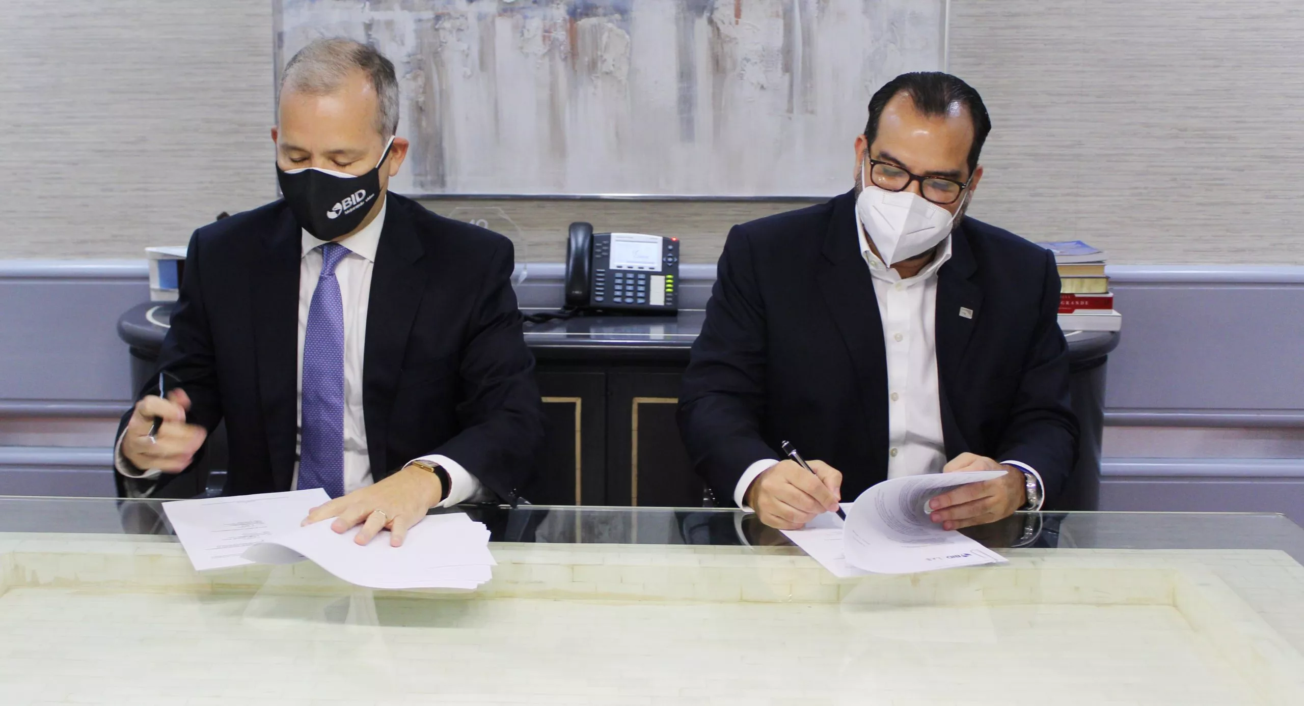 Miguel Coronado y Alan Muñoz firman el acuerdo (1)
