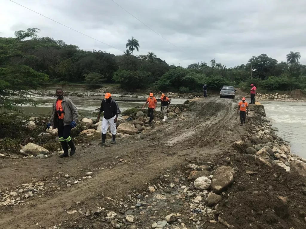 RESTABLECEN PASO HACIAS VARIAS COMUNIDADES QUE ESTABAN AISLADAS POR CRECIDA RÍO BAJABONICO QUE DESTRUYÓ APROCHES DE PUENTE EN IMBERT (1)