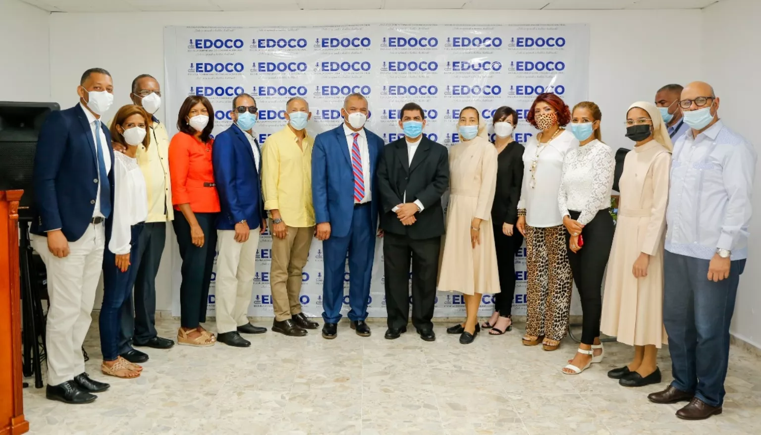 El director de Edoco, Anthony Pérez, junto al personal de la entidad que dirige, en las nuevas instalaciones ubicadas  en la avenida  27 de febrero 344A, del sector Bella Vista.