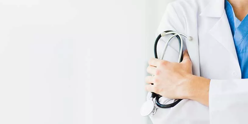 doctor-estetoscopio-batafreepik