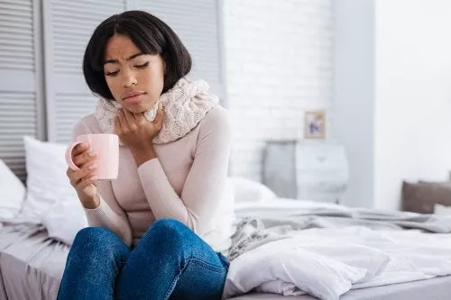 dolor-de-garganta-mujer-taza-te-bufanda-500×333