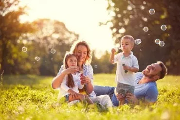 familia-en-el-campo-haciendo-pompas-370×247