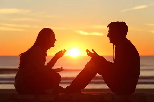 pareja-hablando