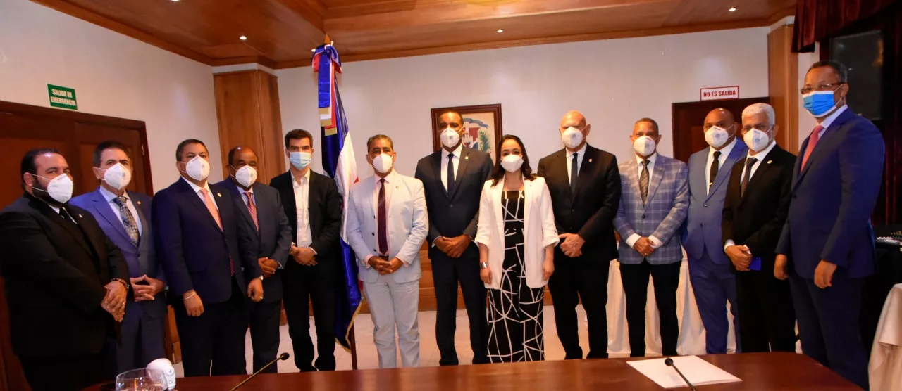 senadores dominicanos junto a Adriano Espaillat