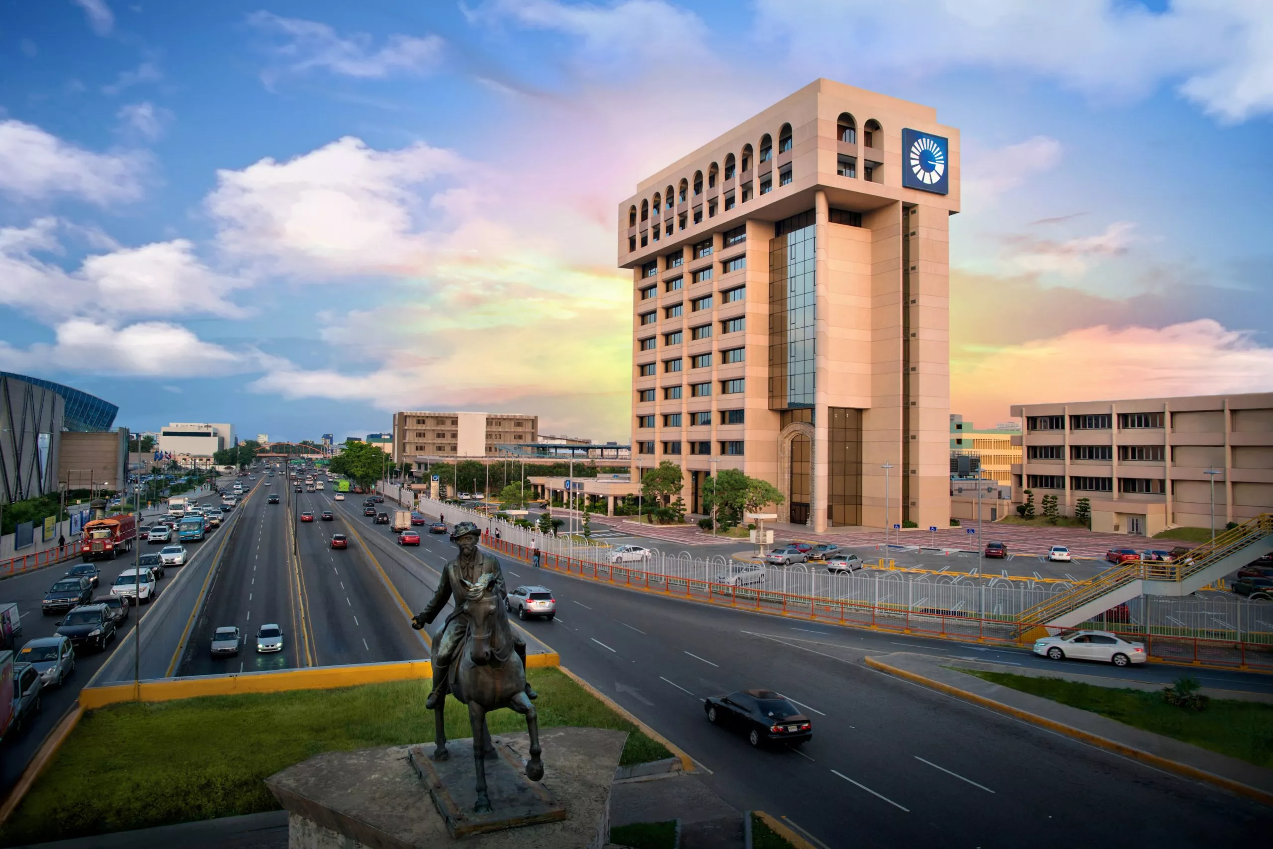 001-Torre Popular, sede del Banco Popular Dominicano.