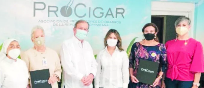 Representantes de Procigar en la entrega del donativo.