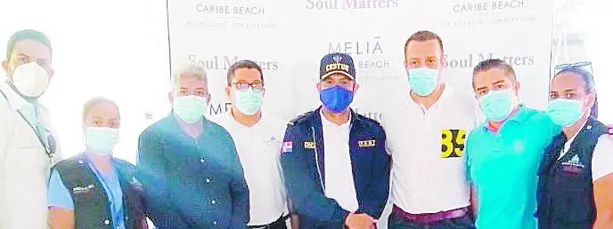 El personal de Salud Pública junto  Santiago Rivera  y Jair Palacios.