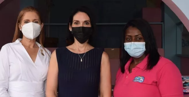 Raquel Arbaje, al centro, durante su visita a la guardería.