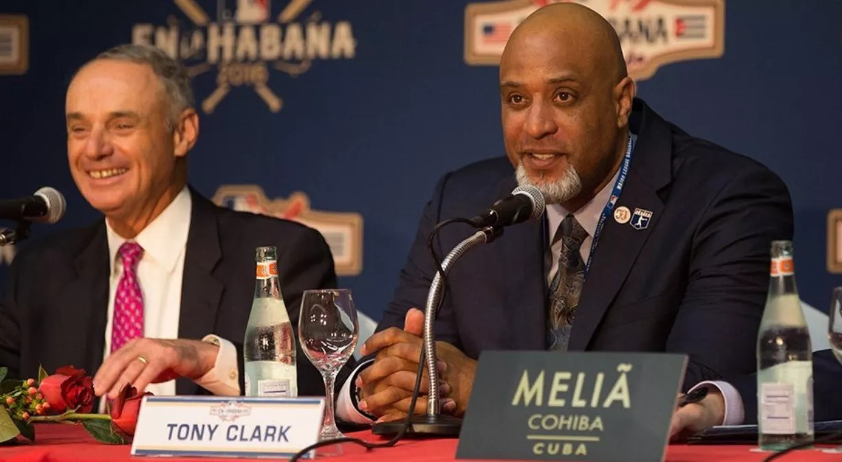 Comisionado Rob Manfred y el  exjugador Tony Clark,  líder del  Sindicato  Peloteros MLB.  AP