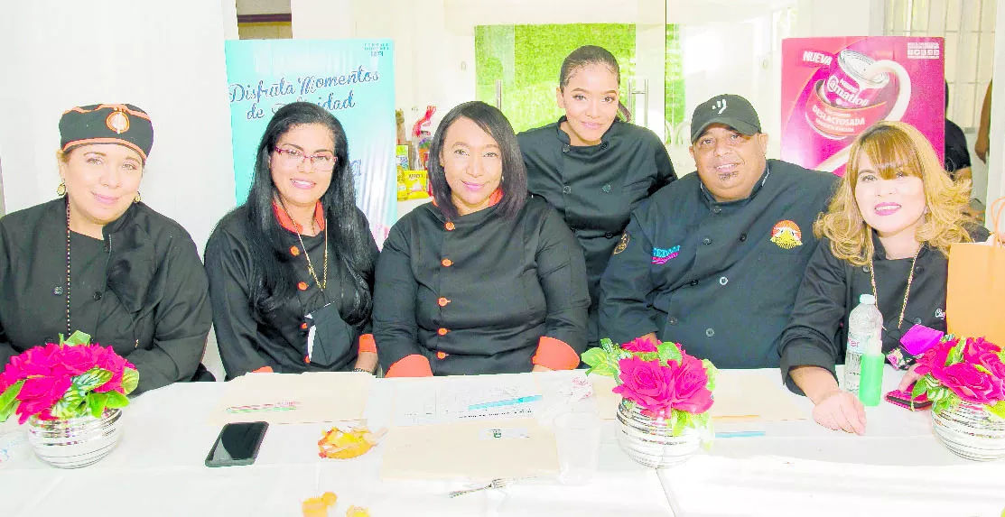 Digna de Mota, Sara Vega, Reyna O. Gómez y Ashley Yunes.