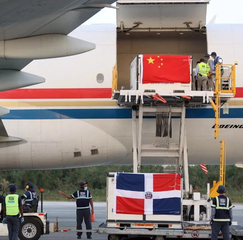 República Dominicana recibe 1 millón de dosis de China para seguir vacunación