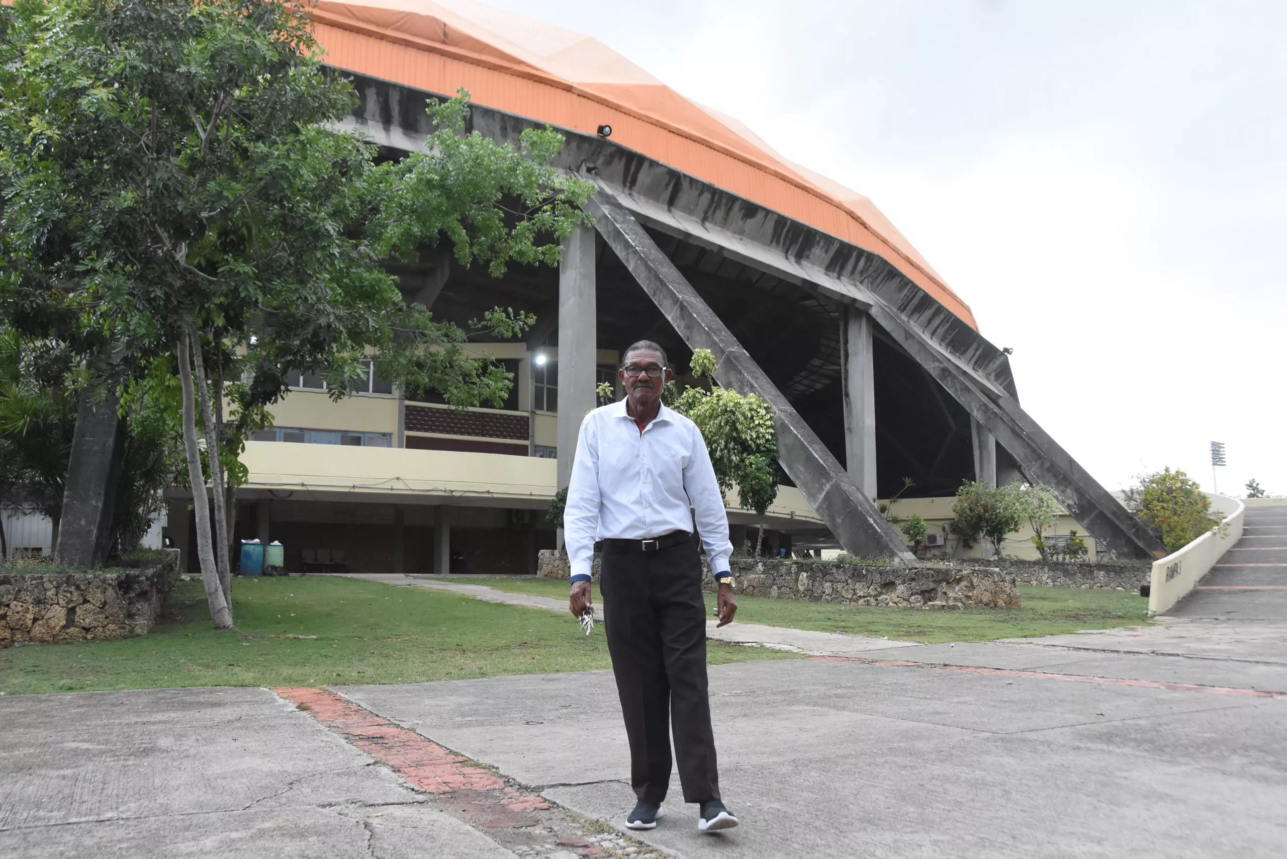 Don Tomás Reyes, mayordomo del Palacio de los Deportes Virgilio Travieso Soto.