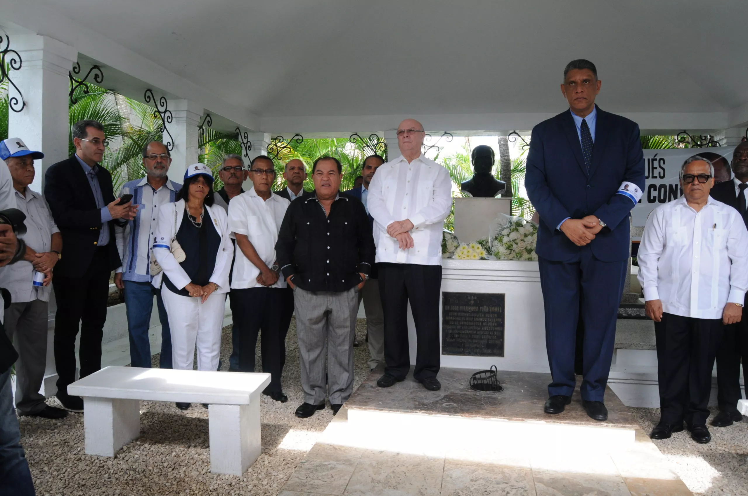 FOTO DE ARCHIVO HM JUNTO A VARIOS DIRIGENTES DEL PRM HACEN GUARDIA EN TUMBA DE PENA GOMEZ