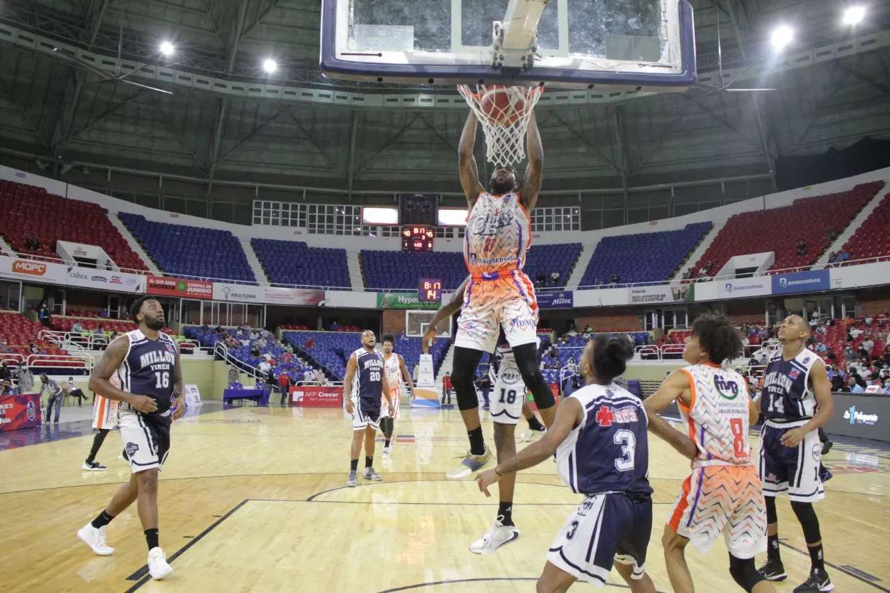 Jordan Williams, de Huellas el Siglo donquea el balón