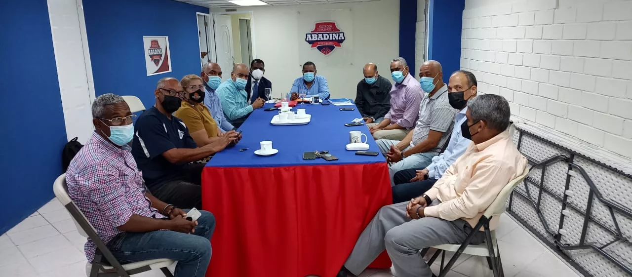 José Heredia Castillo, presidente de Abadina, junto a los delegados de los clubes participantes del TBSDistrito que inicia el 5 de mayo