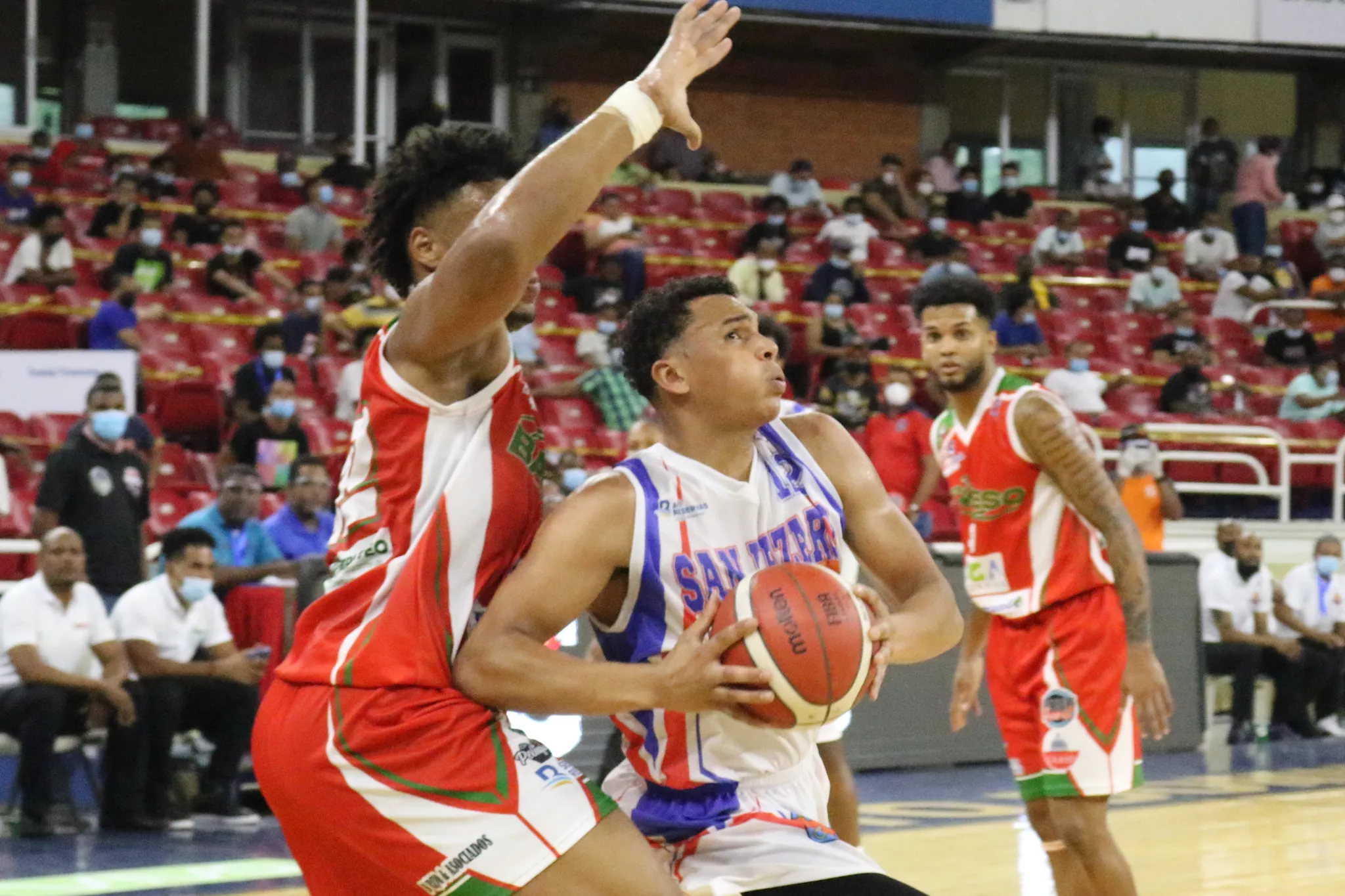 Justin Reyes, de San Lázaro, en acción ofensiva ante Luis Santos, de Bameso