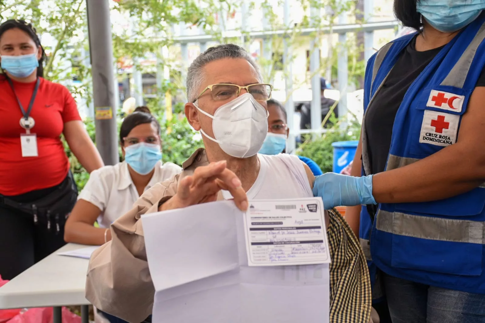 Manuel Jiménez al momento de recibir su dosis de vacuna