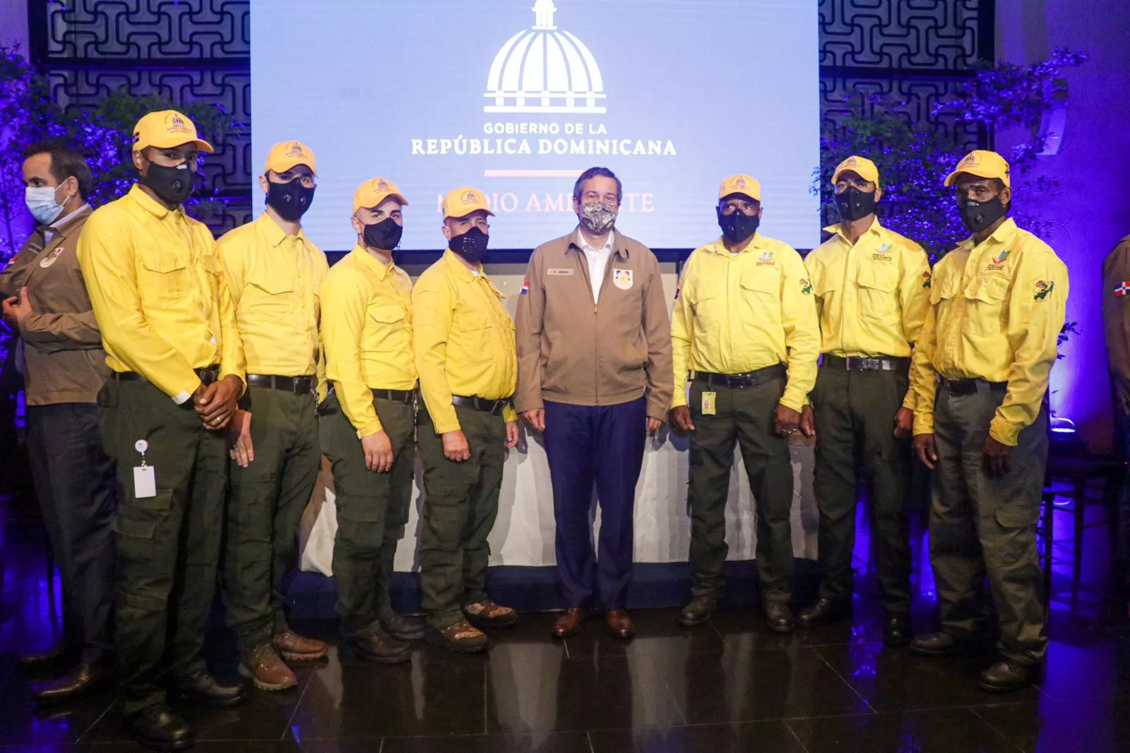 Medio Ambiente y empresarios anuncian apoyo para aumentar capacidad operativa de bomberos forestales (3)